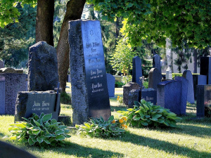 Vanhoja hautakiviä hautausmaalla