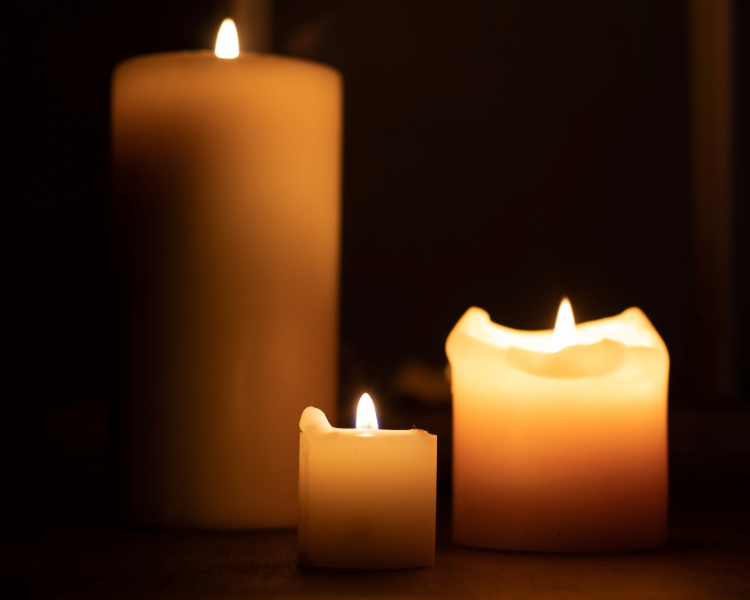 3 adventtikynttilää