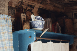 vanhoja astioita keittiön sinisellä hyllyllä