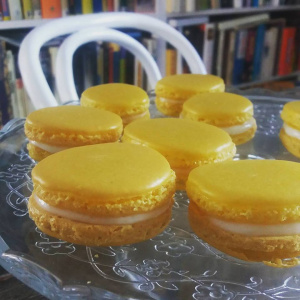 keltaisia macaron-keksejä
