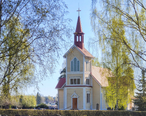 Harjavallan vanha kirkko keväisten koivujen ympäröimänä