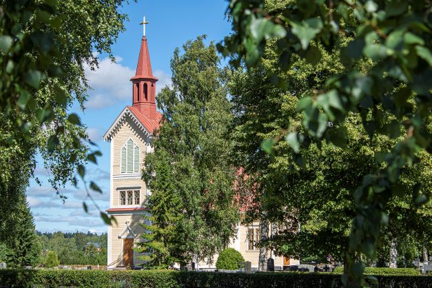 kuvassa harjavallan vanha kirkko keväisessä auringonpaisteessa