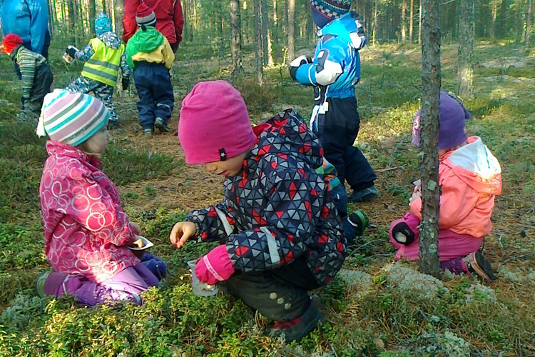 Lapsia metsässä