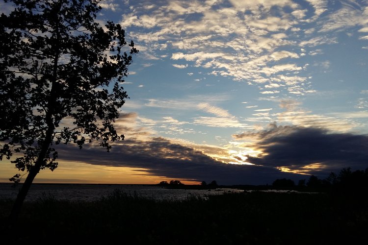 Ilta-aurinko Tuulikarin rannassa.
