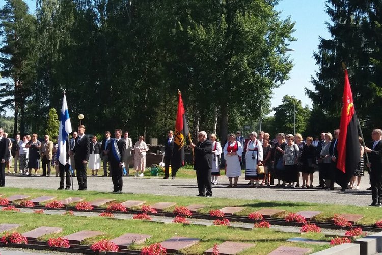 Lippuvartiot sankarihaudoilla.