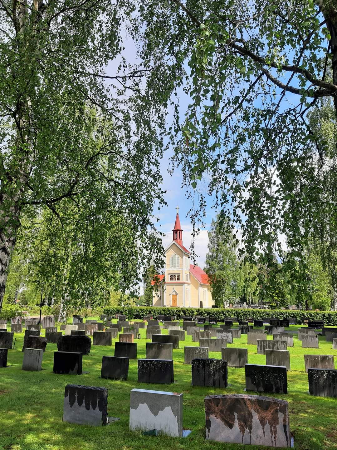 Kuvassa hautausmaa ja vanha kirkko